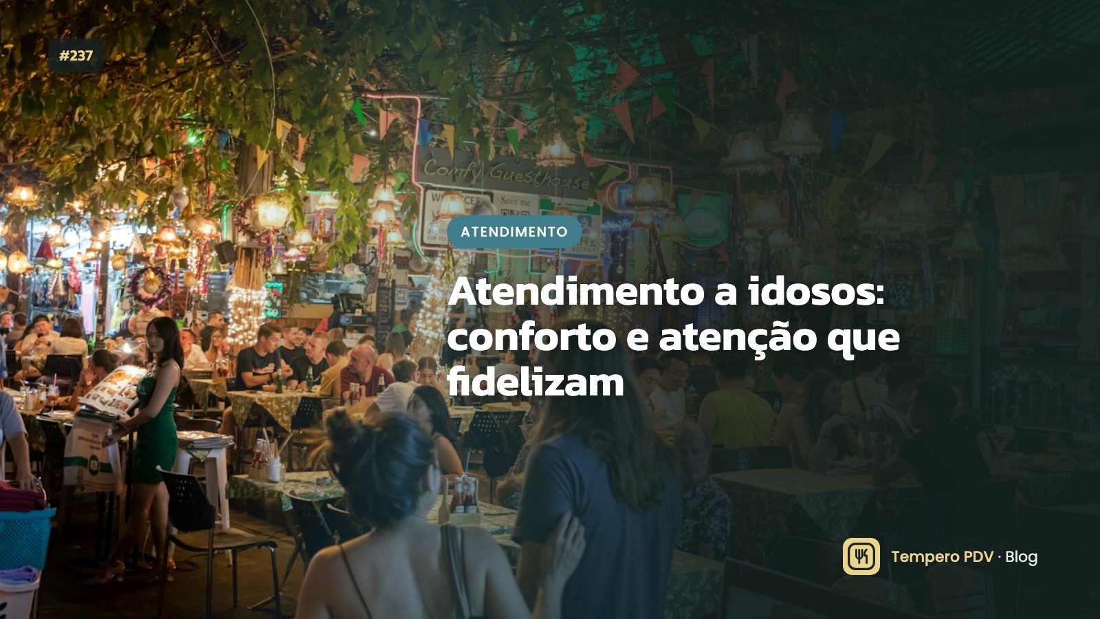 Casal de idosos almoçando no restaurante