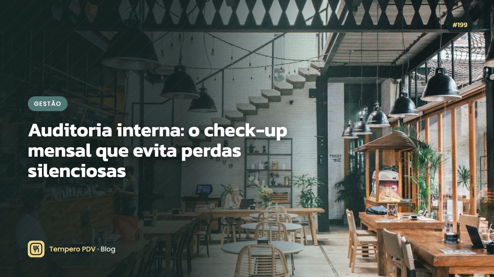 Gerente conferindo relatórios no balcão do restaurante