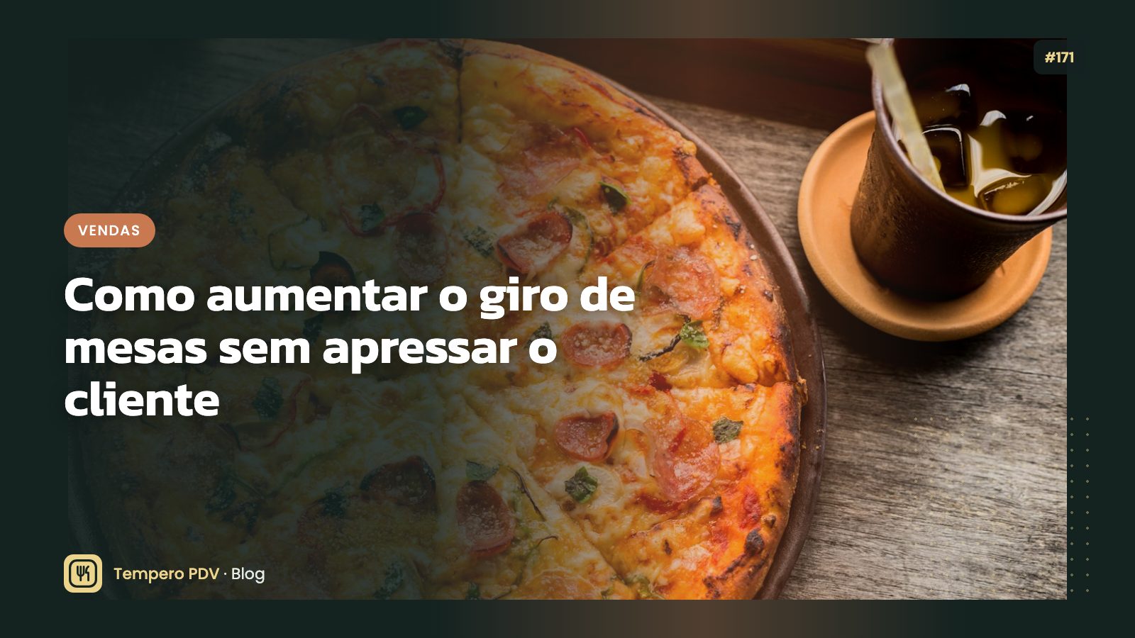Salão movimentado com mesas sendo arrumadas