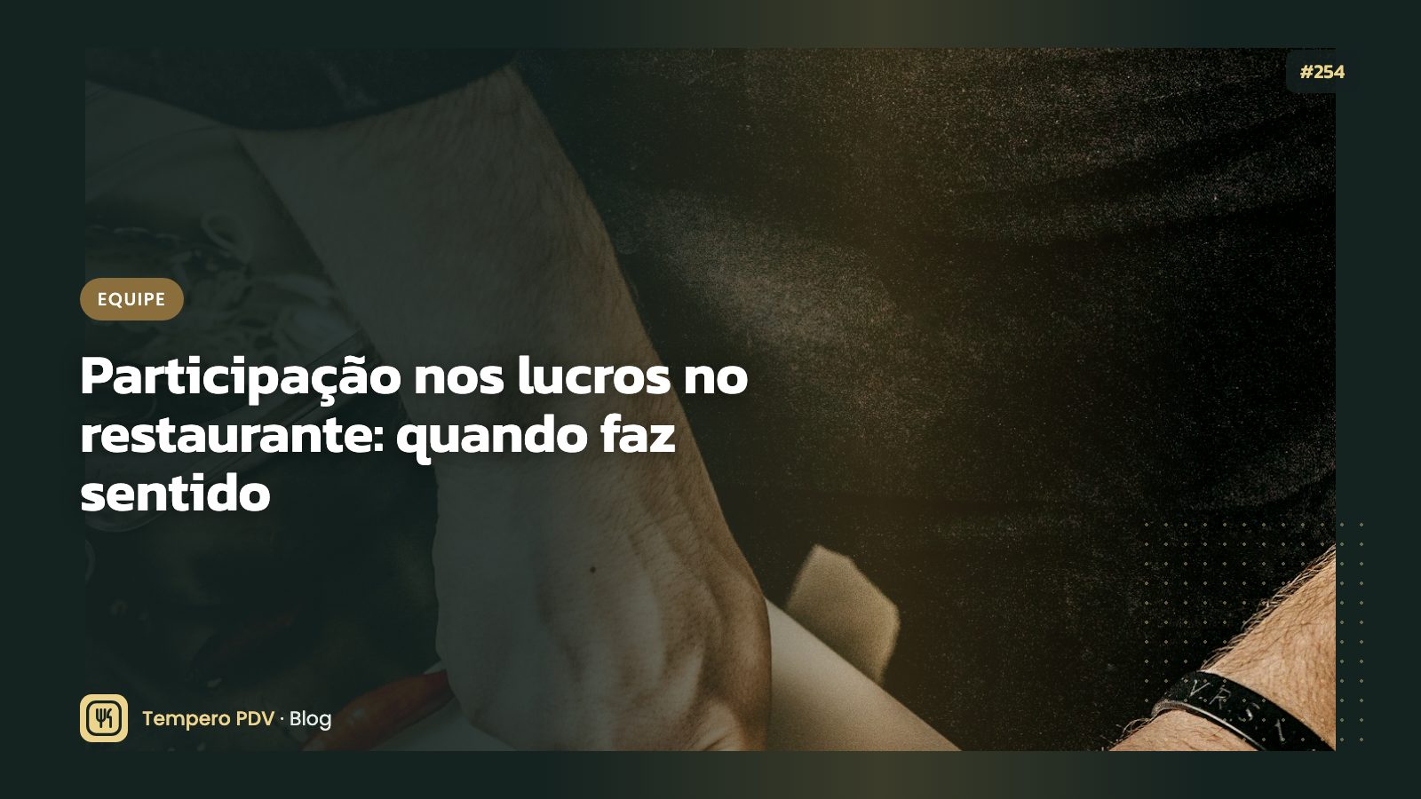 Equipe reunida em volta de uma mesa