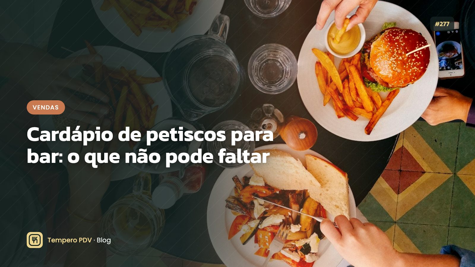 Porções de petiscos sobre mesa de bar