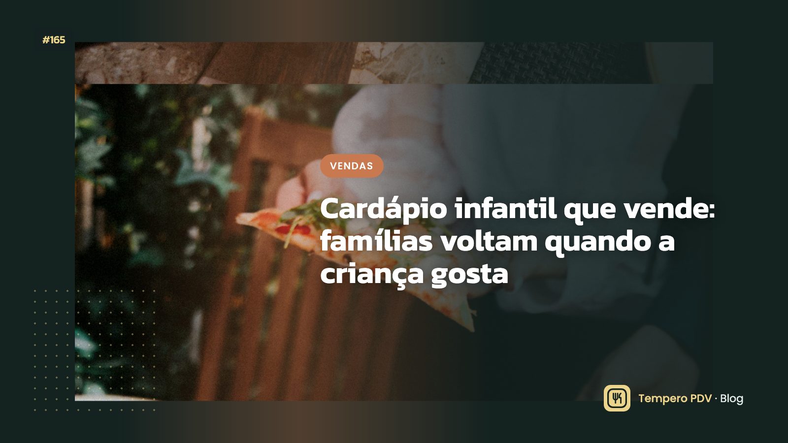 Família jantando com criança no restaurante