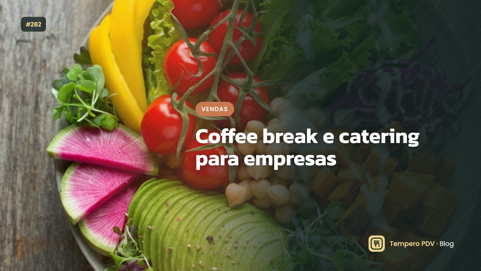 Mesa de coffee break montada em sala de reunião
