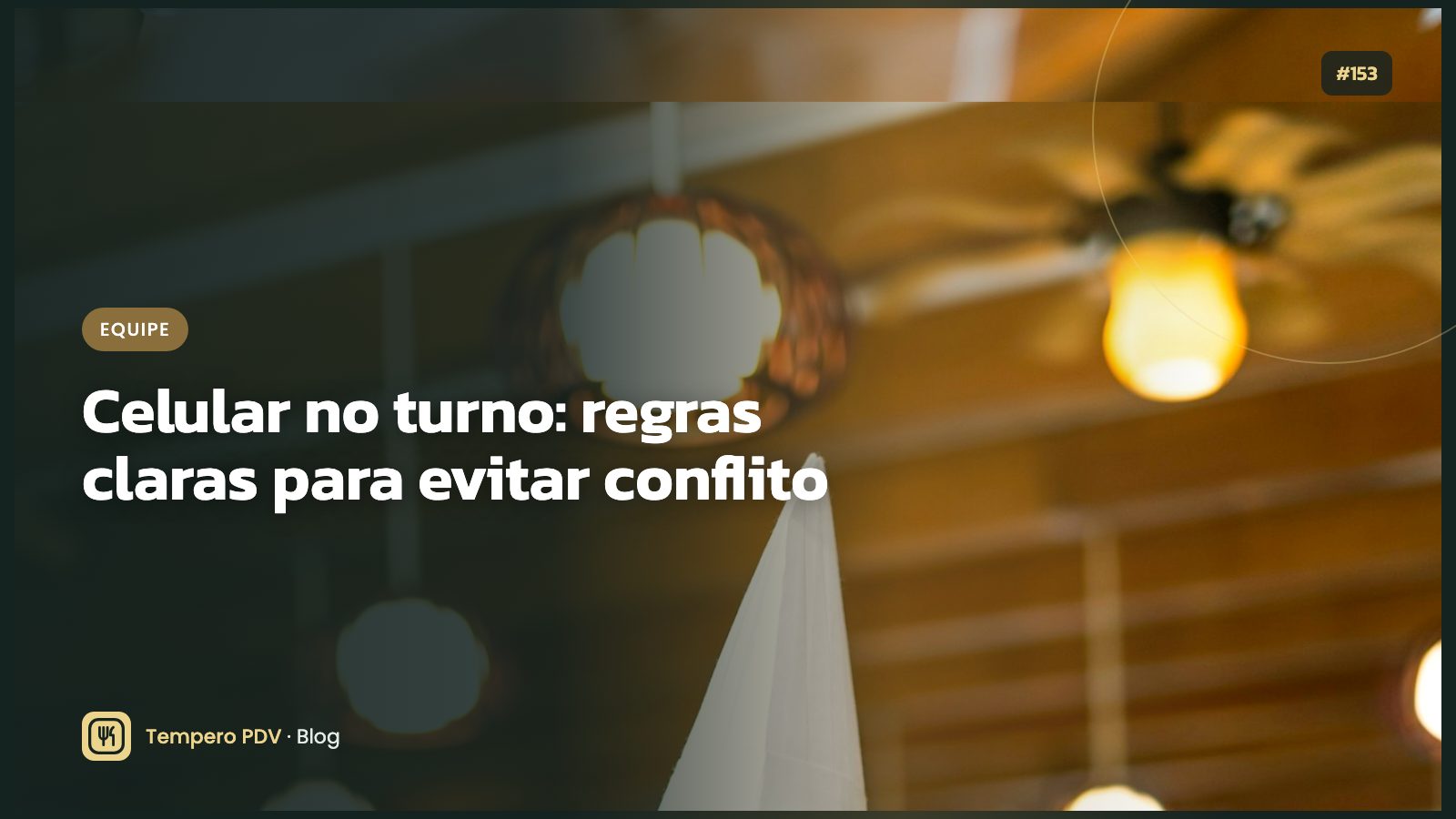 Armário de funcionários com celulares guardados