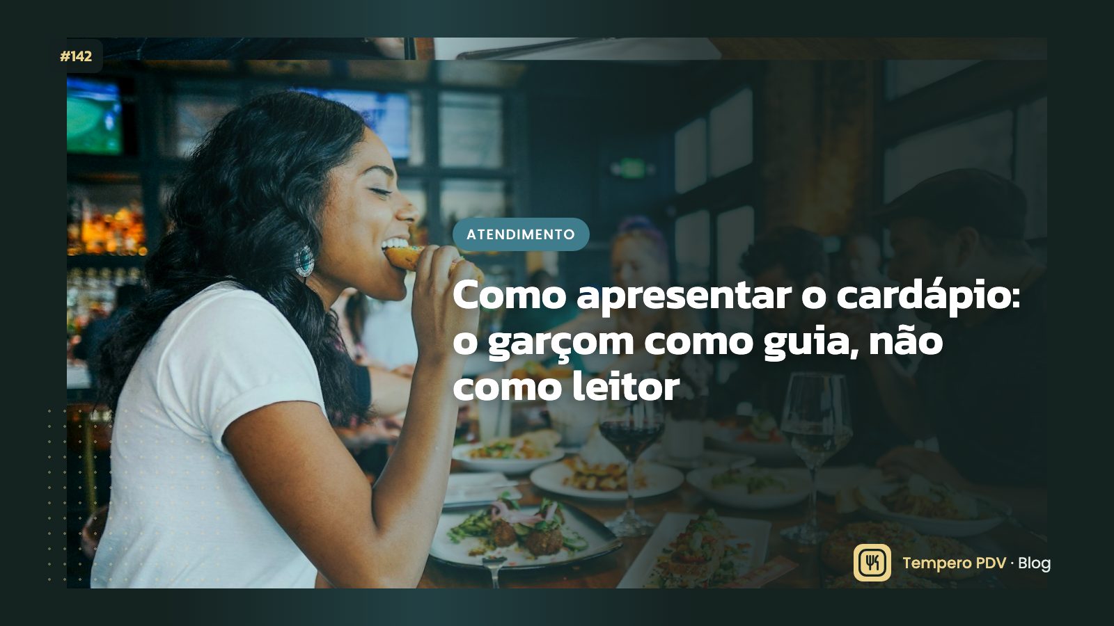 Garçom apresentando o cardápio à mesa