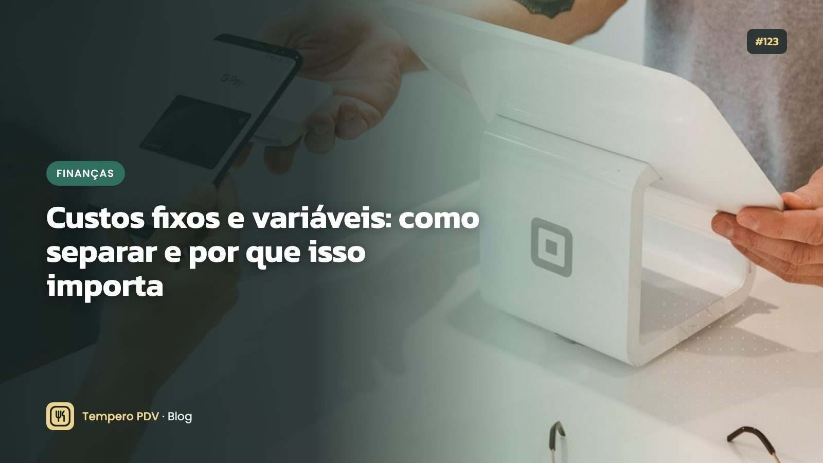 Calculadora e notas fiscais sobre a mesa