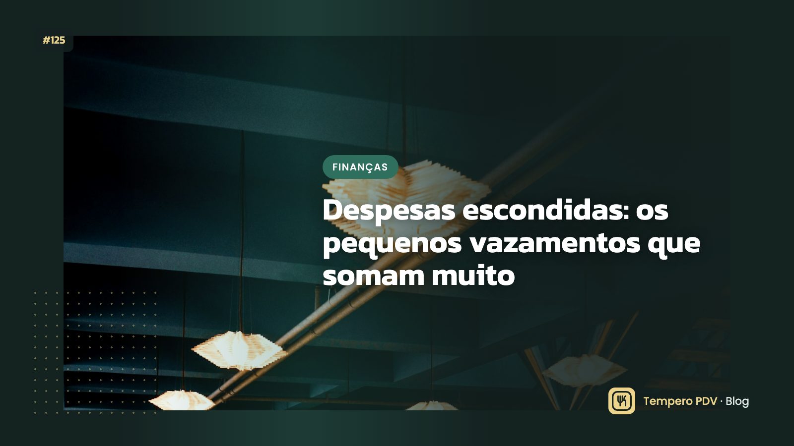 Bar com garrafas e copos organizados