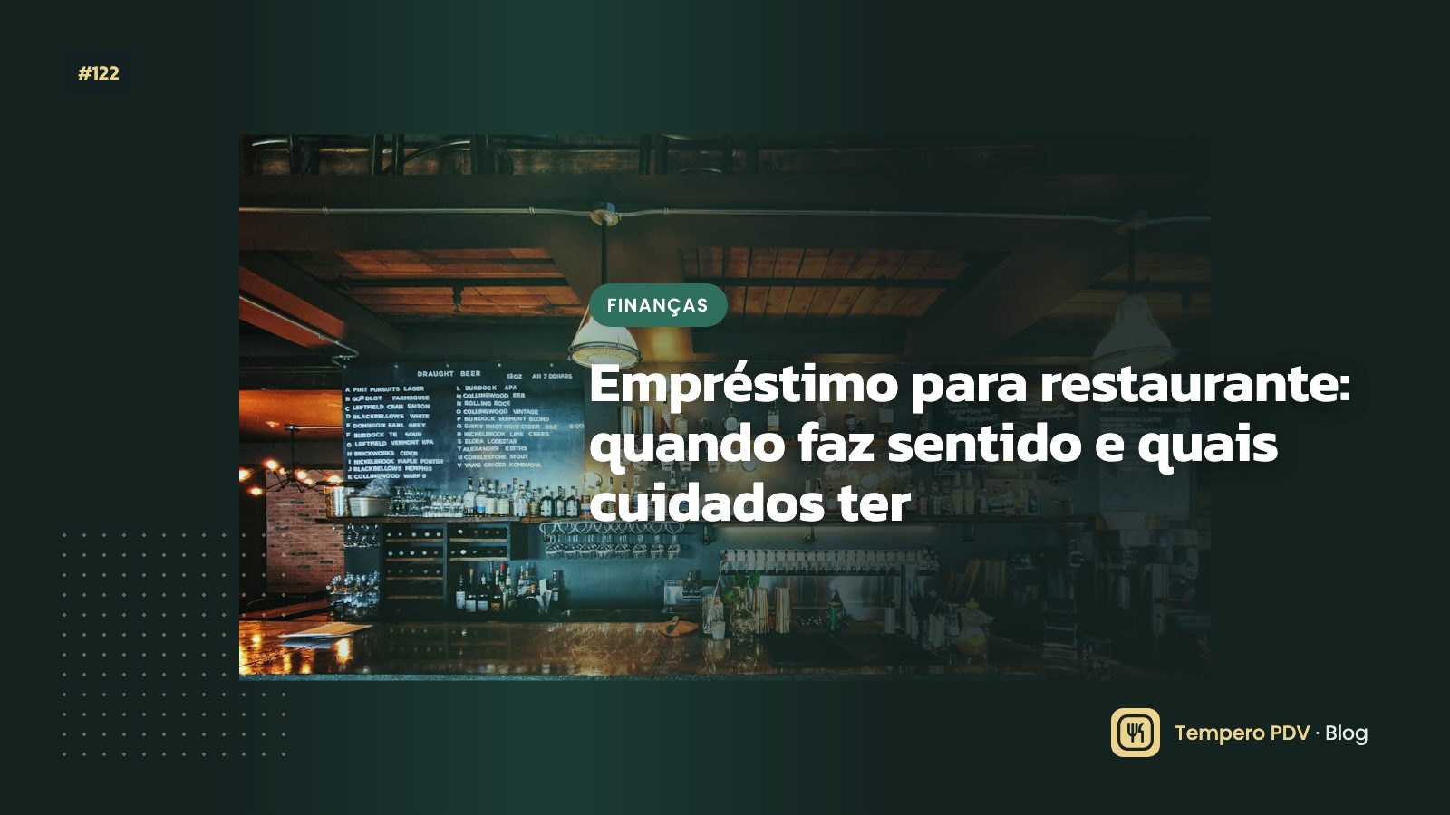 Pessoa analisando contrato na mesa do escritório
