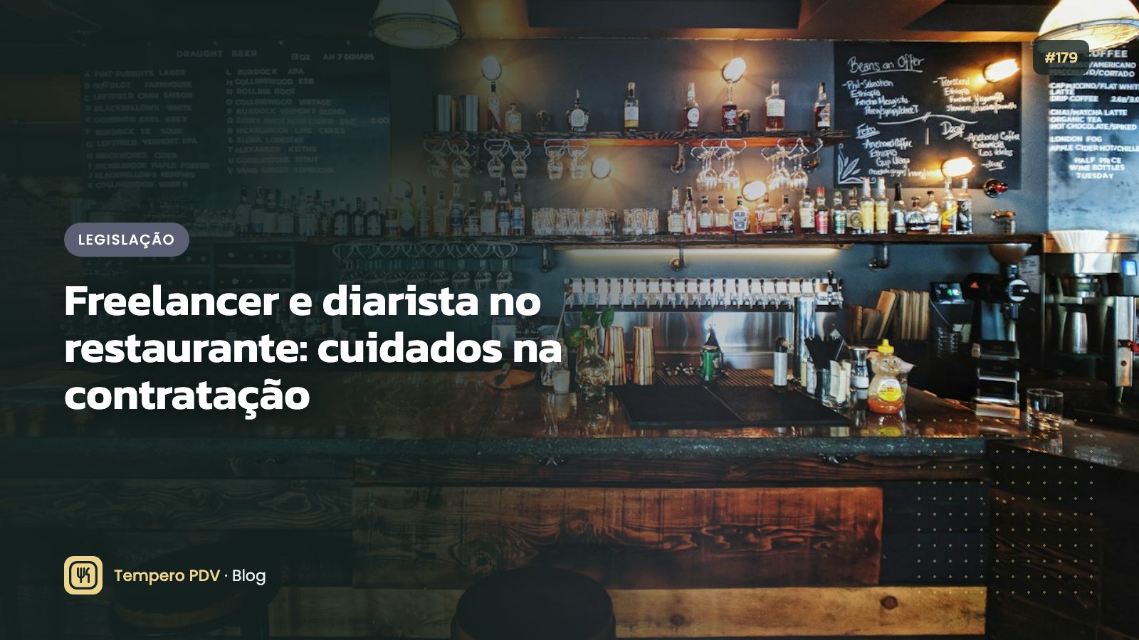 Garçom extra ajudando no salão cheio