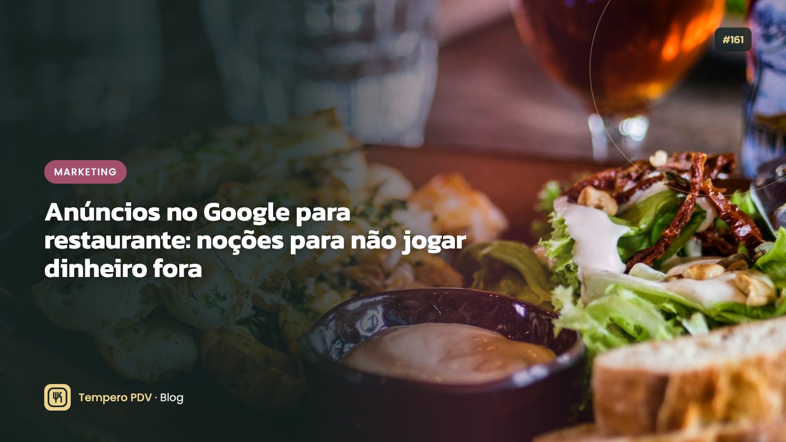Pessoa buscando restaurante no celular