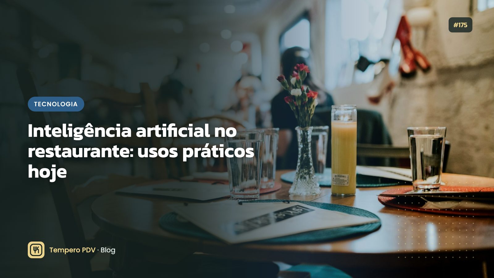 Notebook aberto ao lado de um prato
