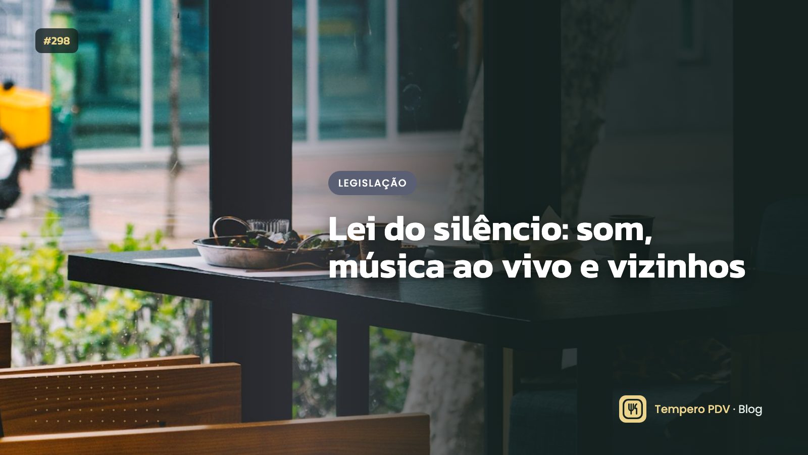 Banda tocando em restaurante à noite