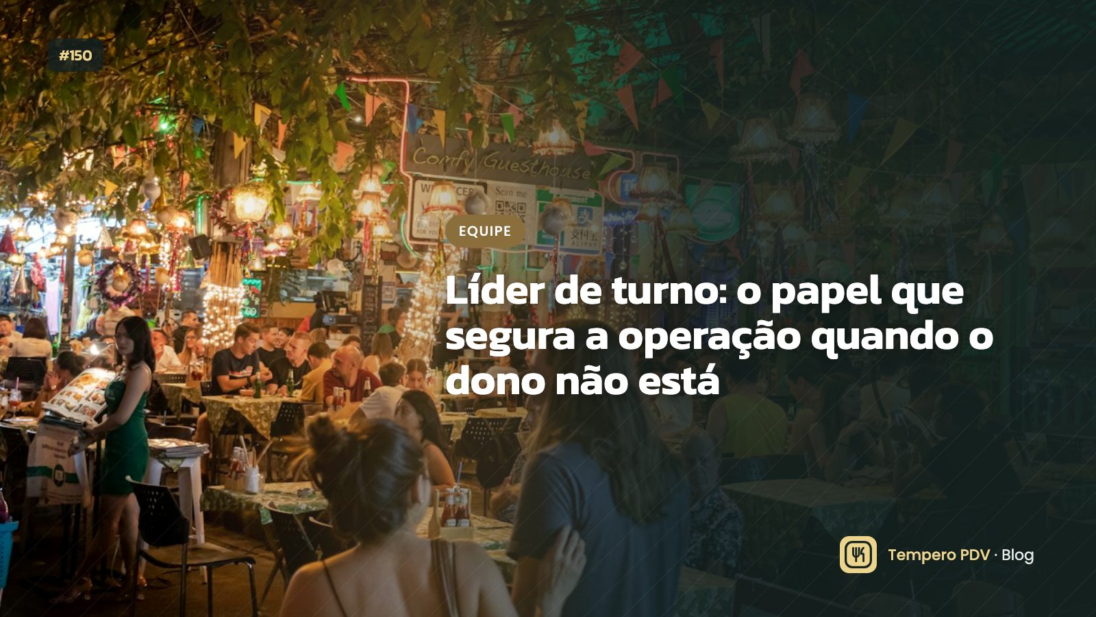 Líder de equipe conversando com garçons
