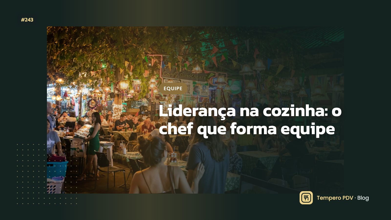 Chef orientando cozinheiro na bancada