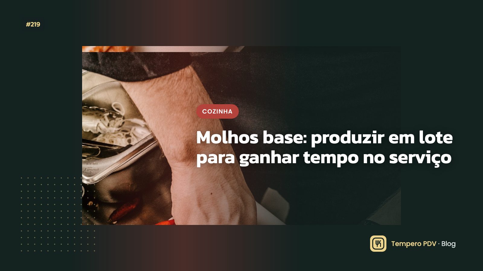 Panelas grandes com molhos na cozinha