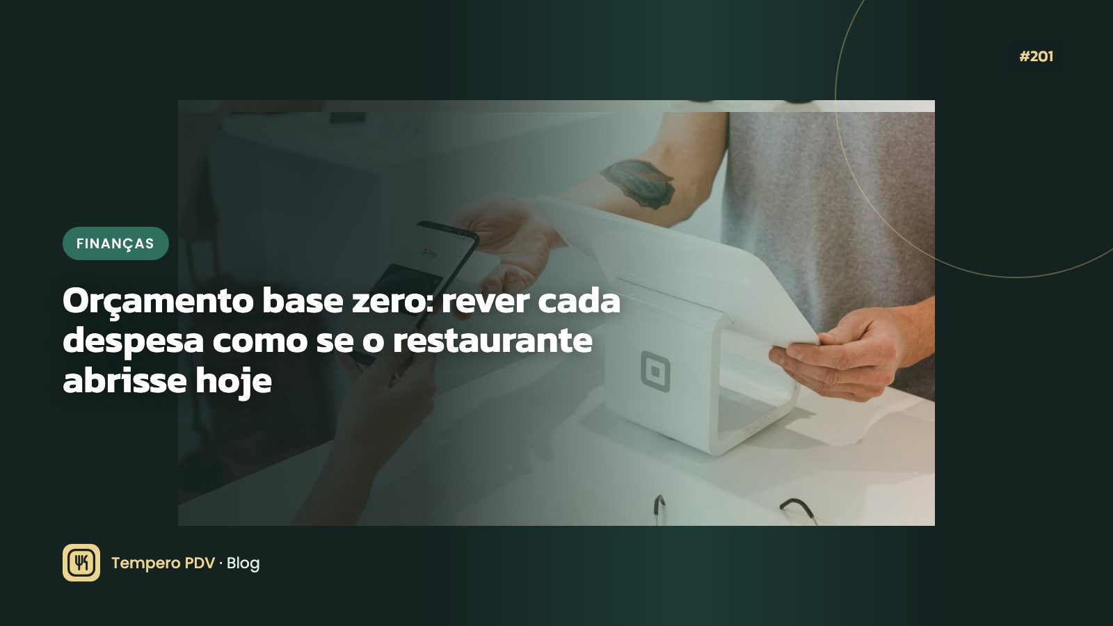 Planilha de orçamento ao lado de uma xícara de café