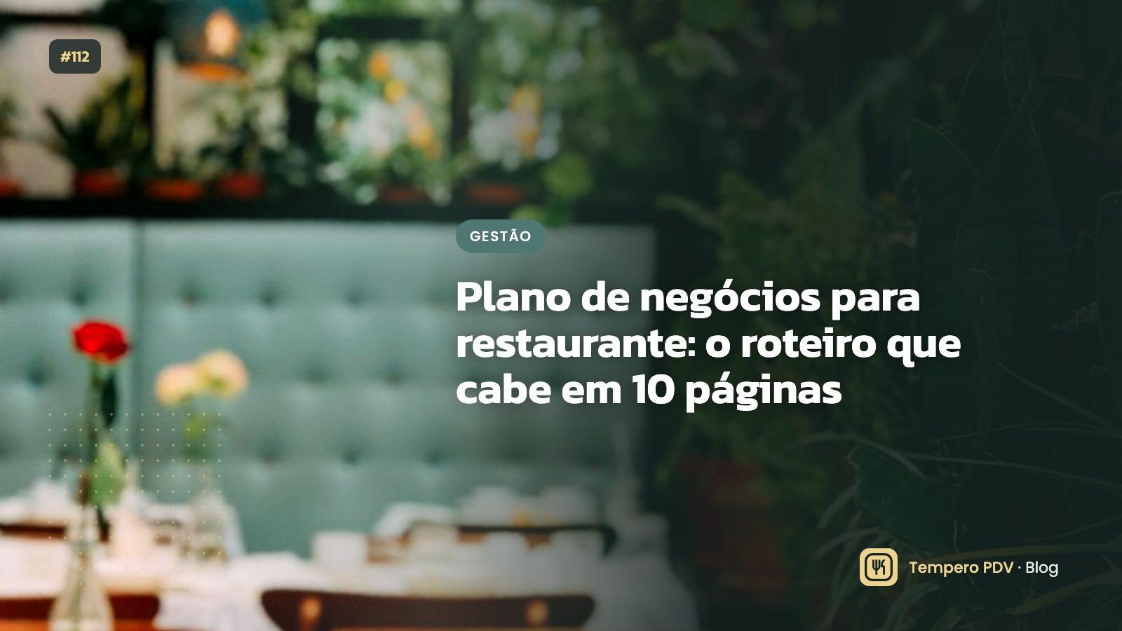 Dono do restaurante revisando planilhas no balcão
