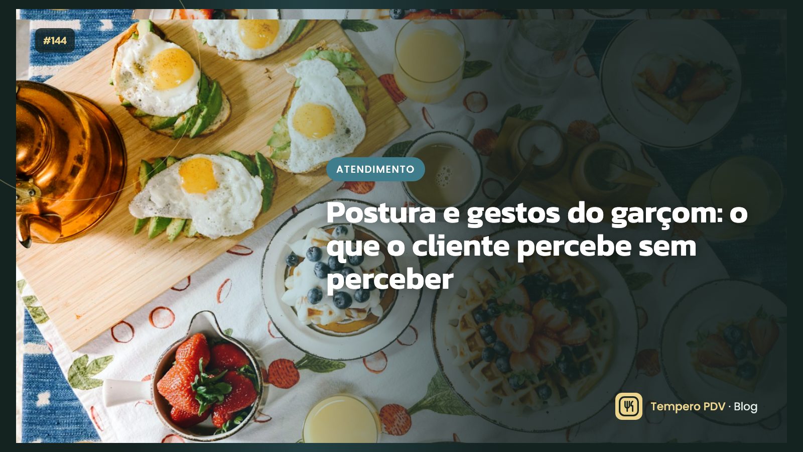 Garçom servindo pratos com bandeja