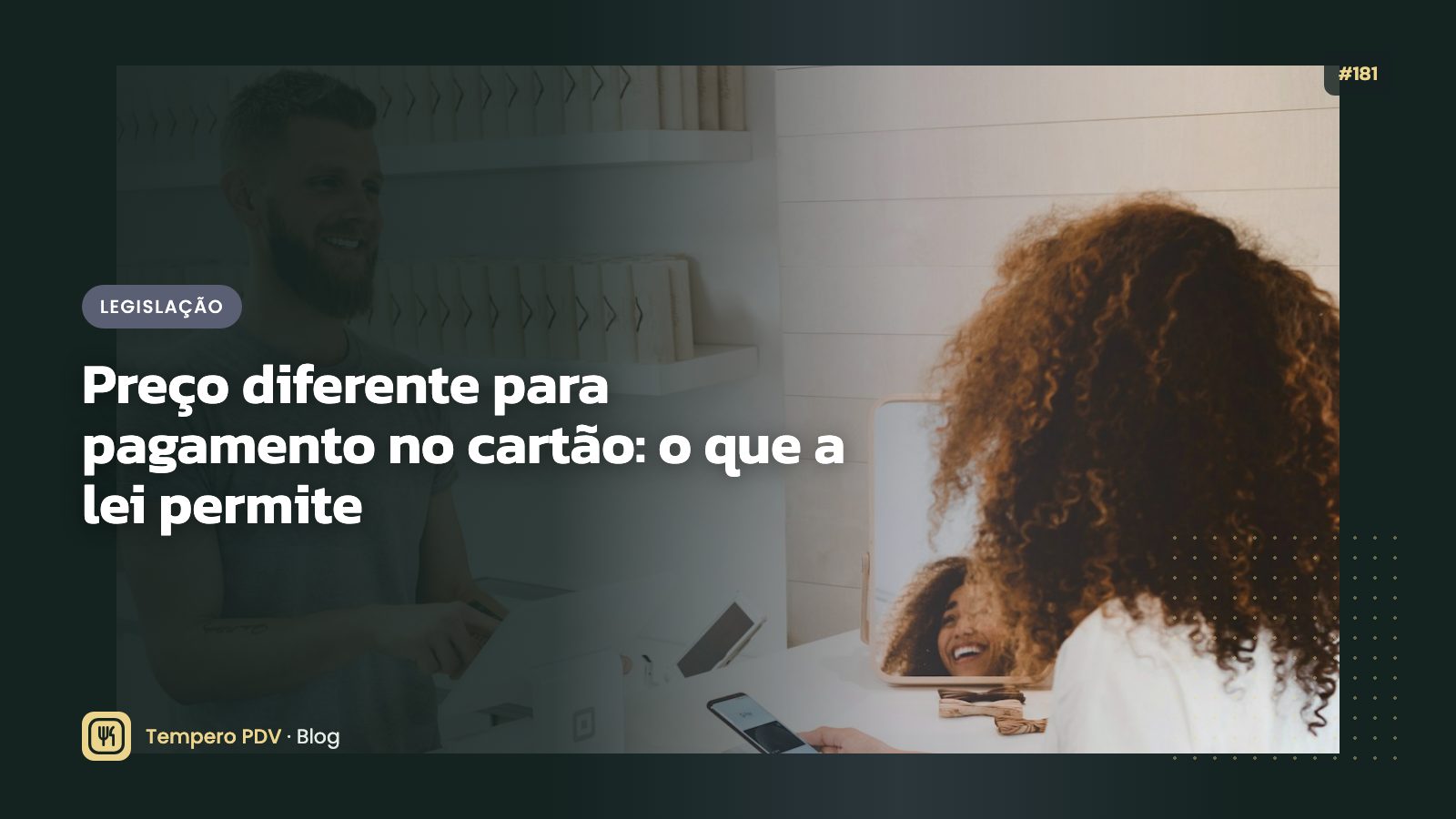 Cliente pagando a conta com cartão
