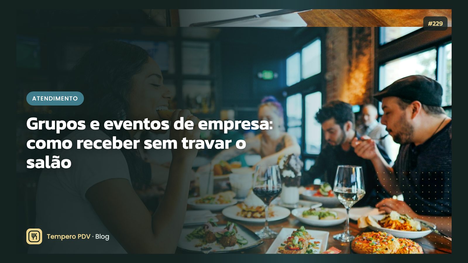 Mesa comprida montada para um grupo
