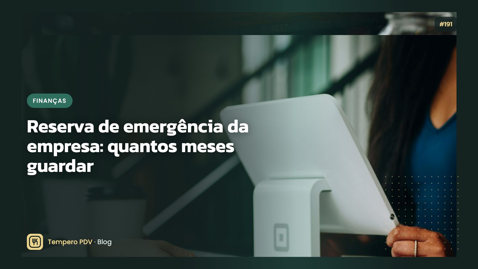 Cofre e moedas sobre a mesa