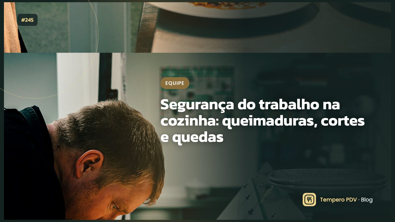 Cozinheiro usando luva de proteção ao cortar