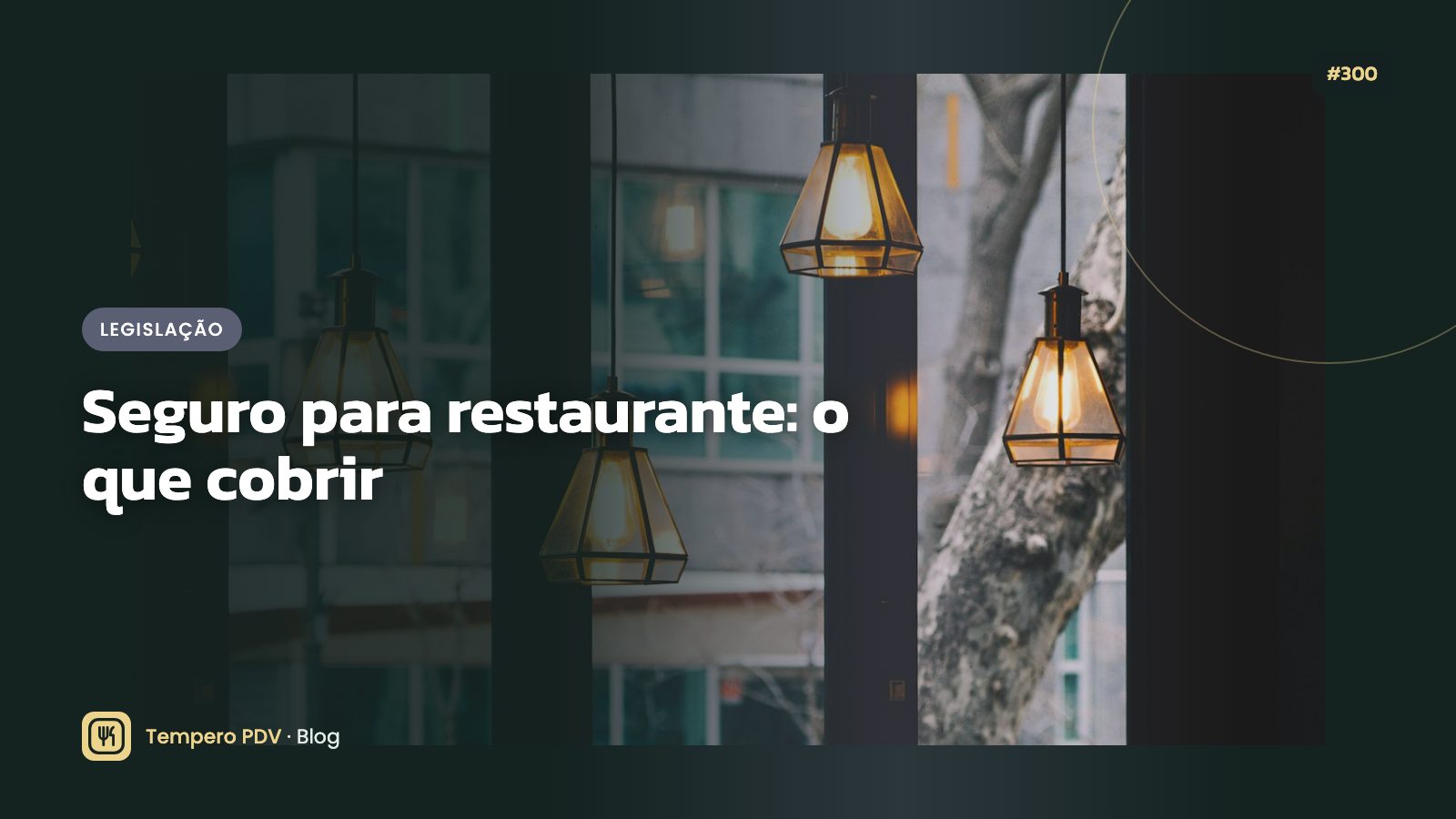 Extintor e sinalização de segurança na cozinha