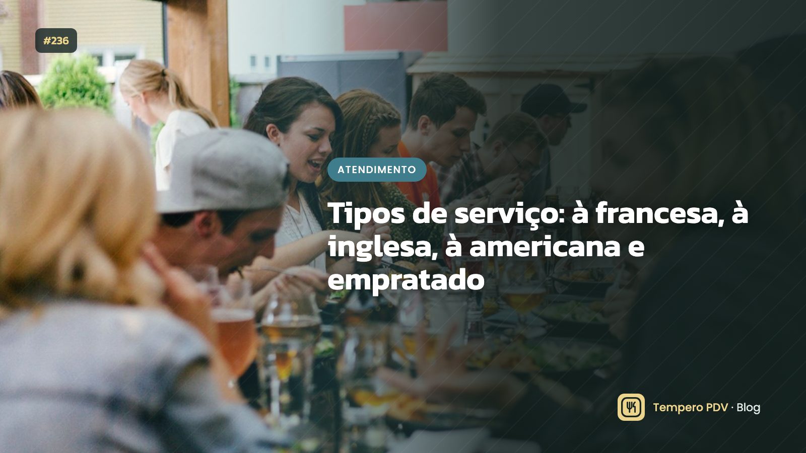 Garçom servindo à mesa com travessa