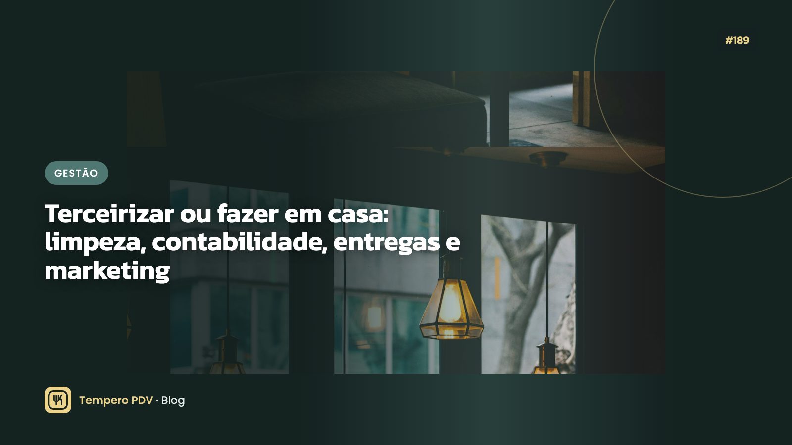 Equipe de limpeza trabalhando no salão