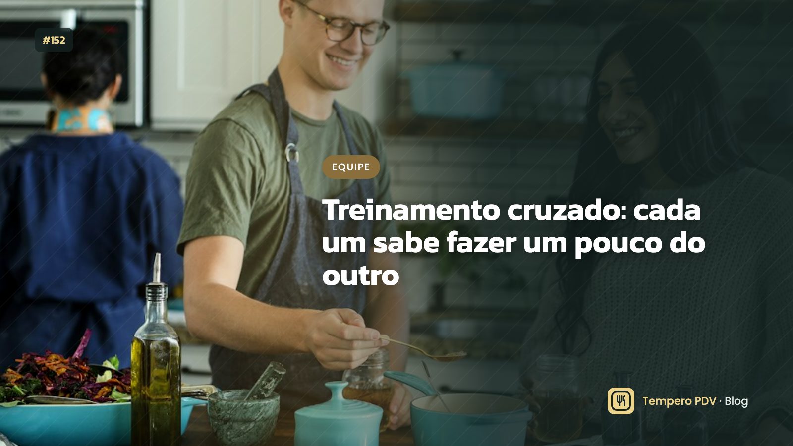 Cozinheiro ensinando colega na bancada