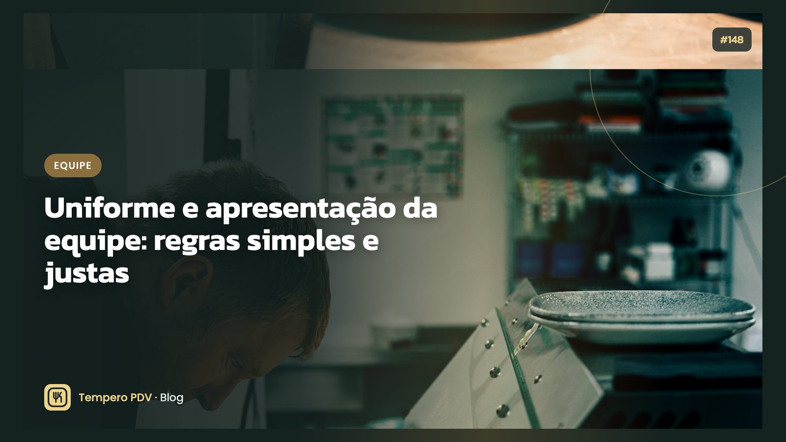Avental e uniforme de restaurante pendurados