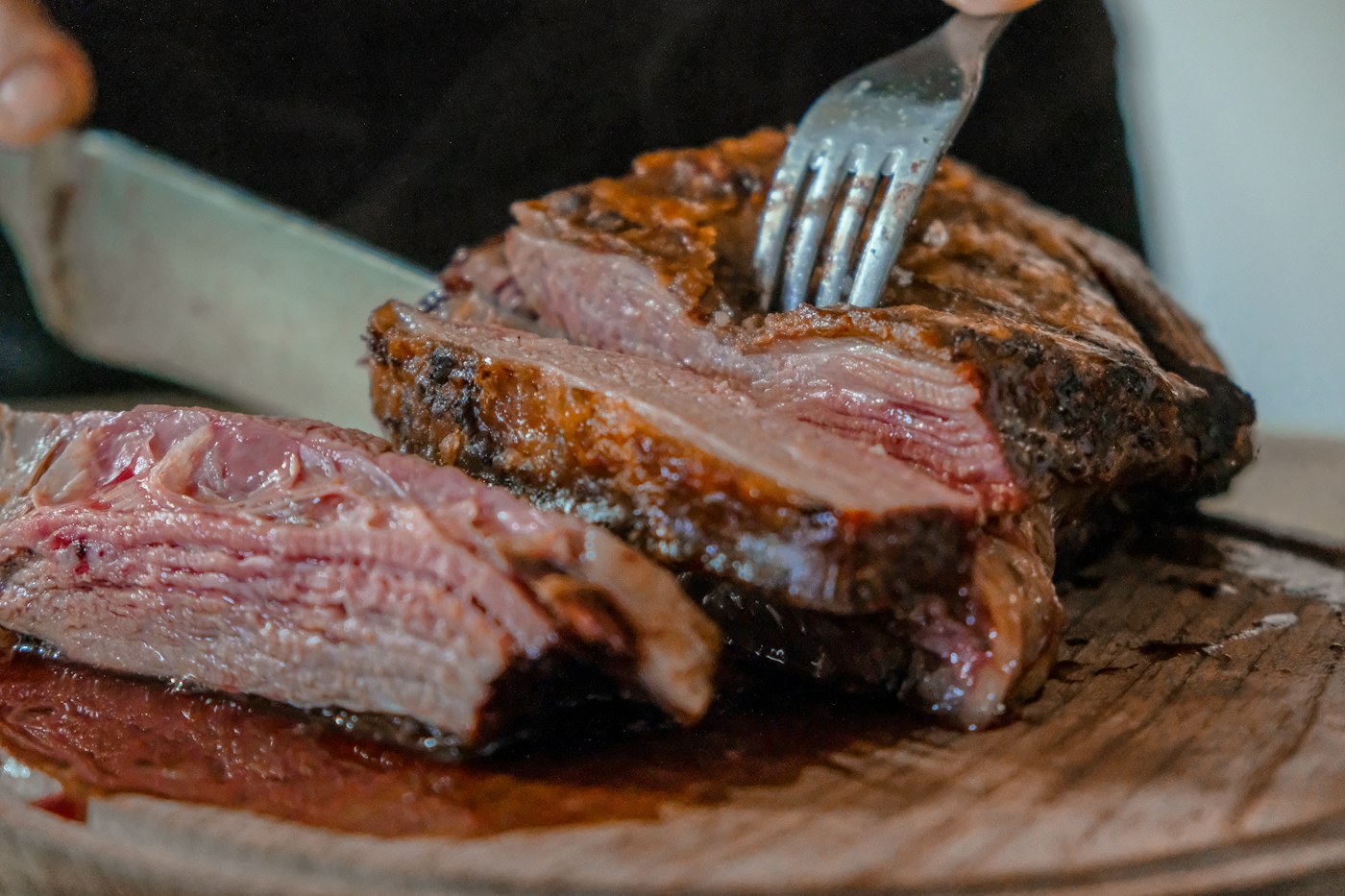 Carne assada fatiada sobre a tábua