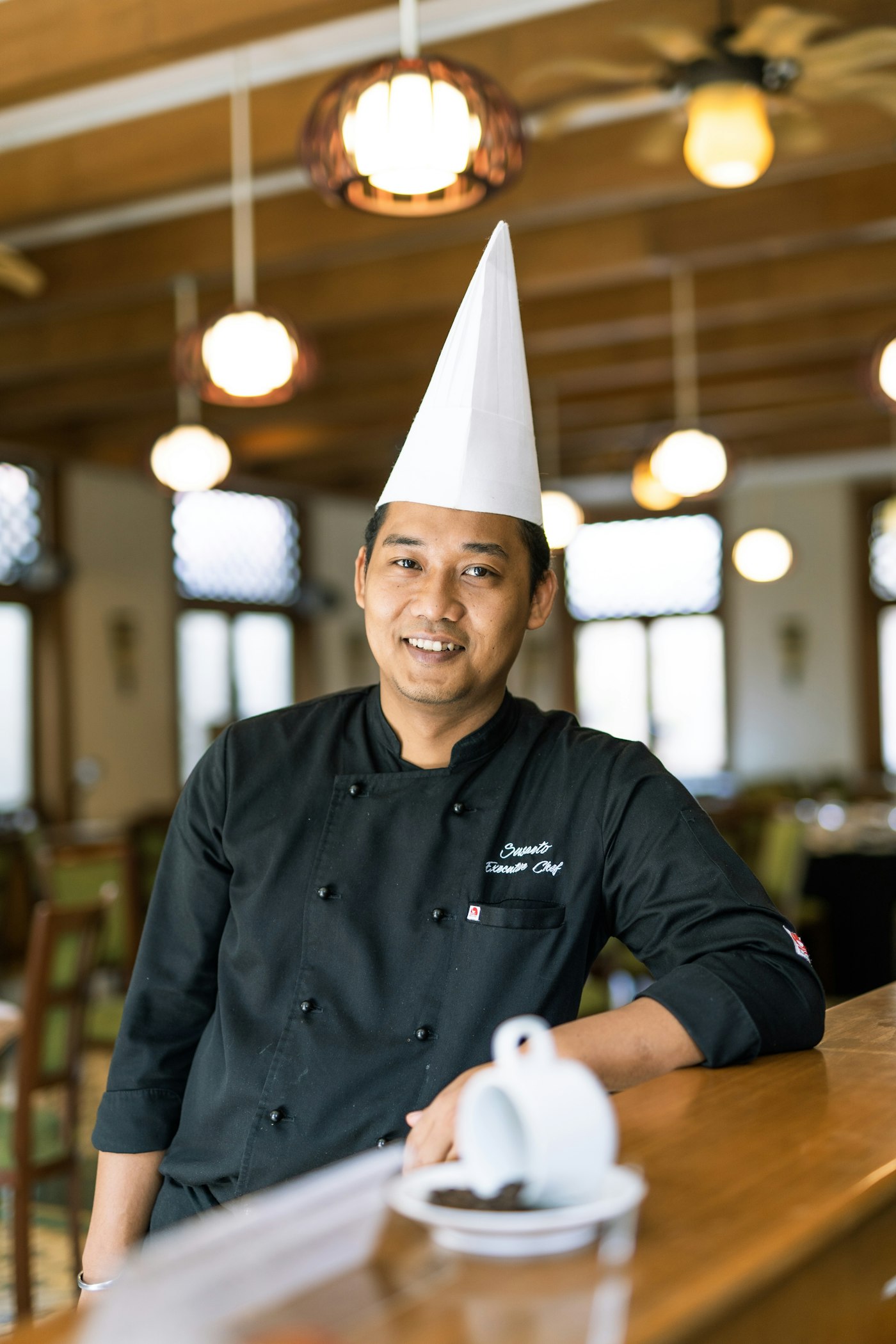 Profissional de restaurante sorrindo no salão
