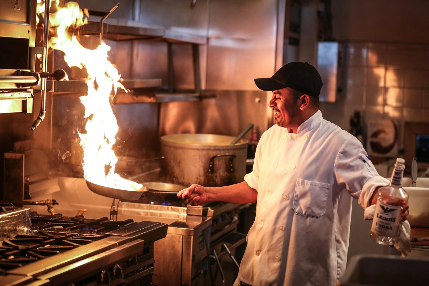 Cozinheiro na chapa com chamas altas