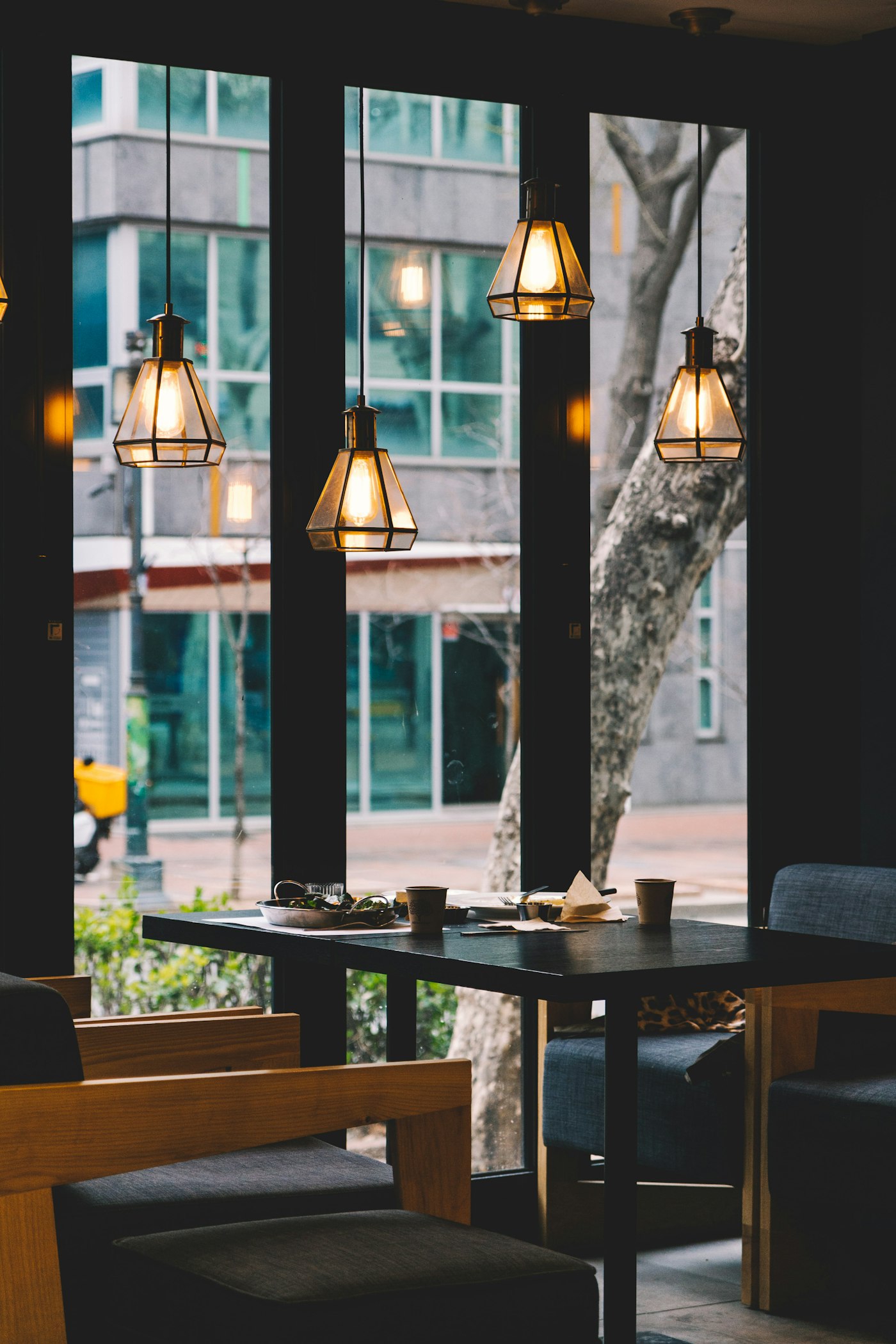Fachada de restaurante iluminada à noite