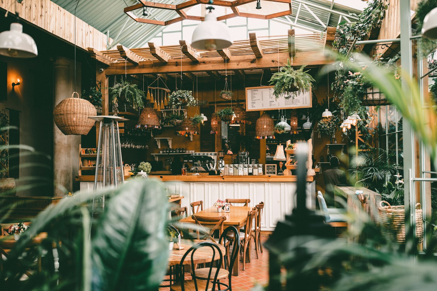 Restaurante com jardim e muitas plantas