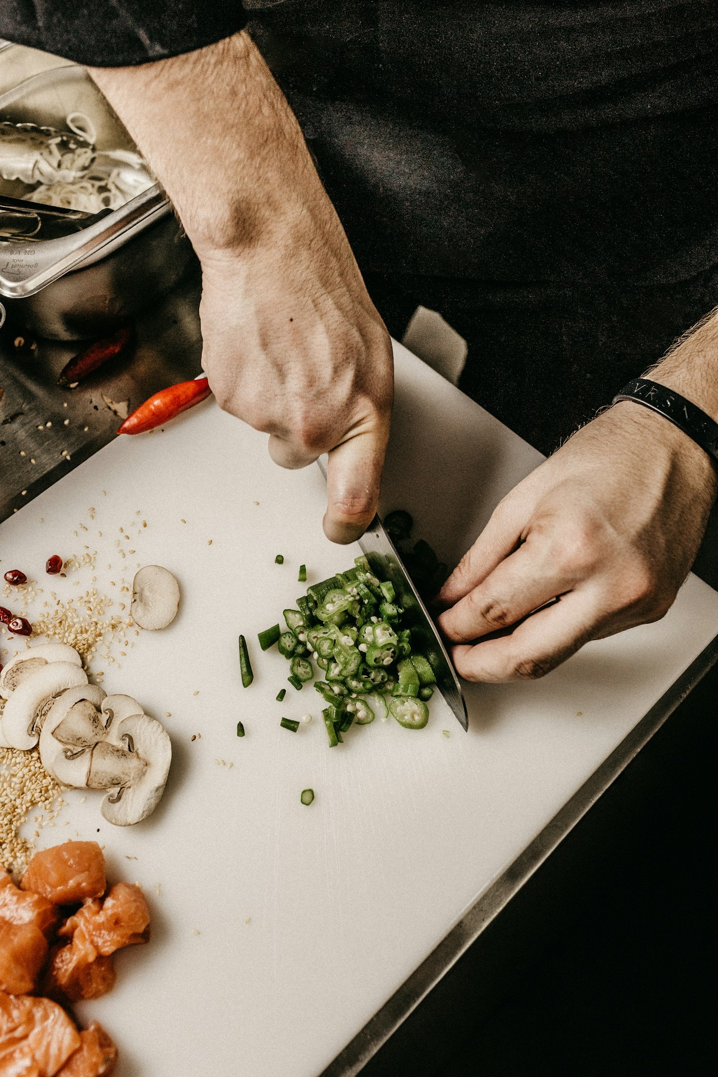 Cozinheiro preparando ingredientes na bancada