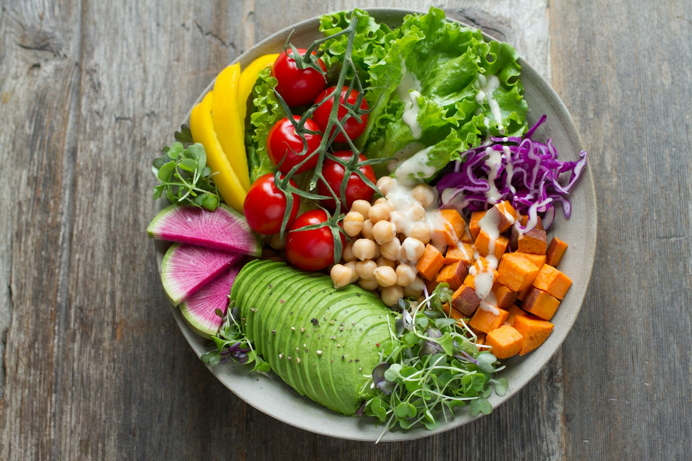 Salada com legumes aproveitados por inteiro
