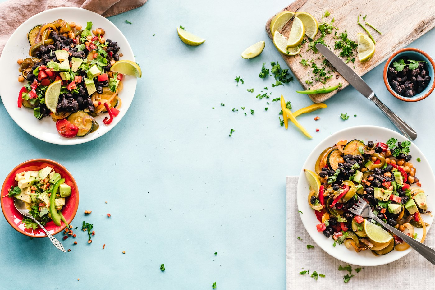 Pratos coloridos de salada sobre a mesa