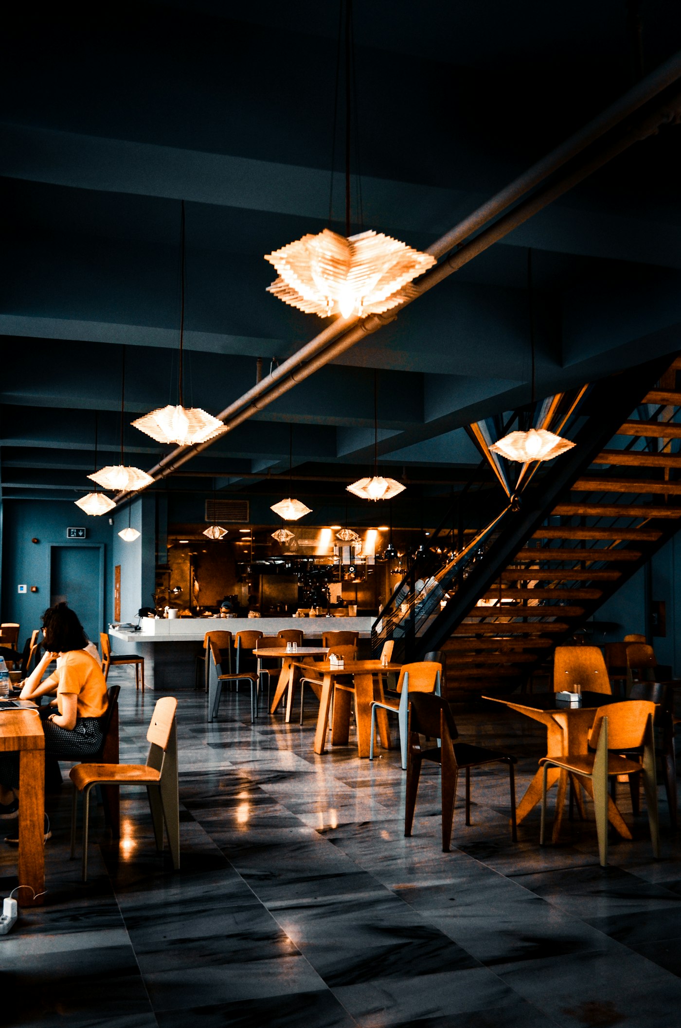 Salão de restaurante à noite