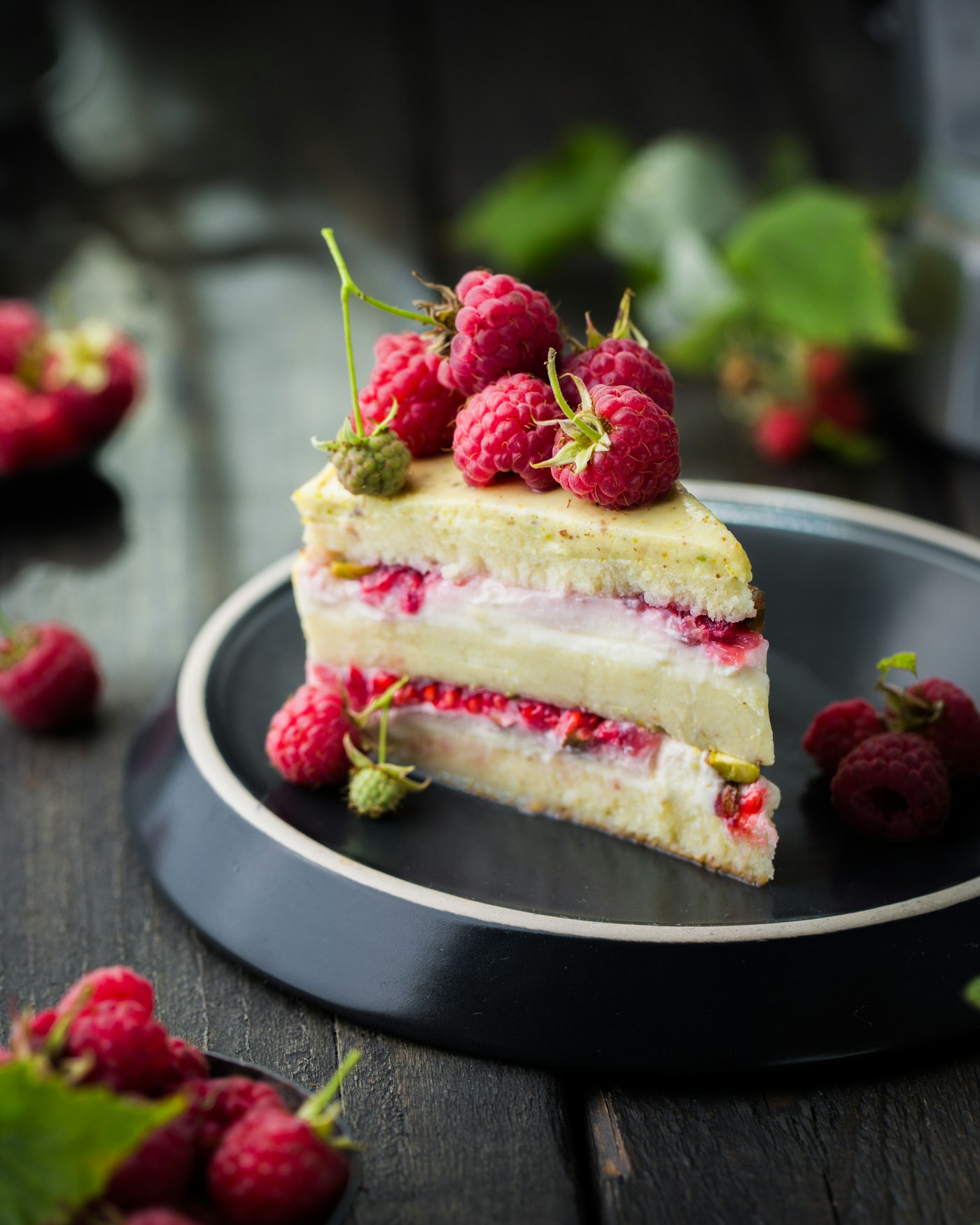 Fatia de bolo com frutas vermelhas